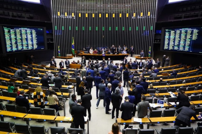 Câmara aprova texto-base do projeto do arcabouço fiscal; votação prossegue nesta quarta-feira
