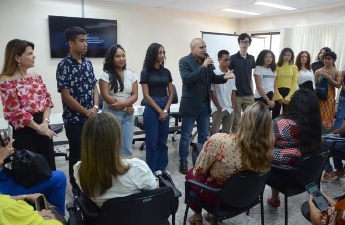 Alunos da rede pública têm primeiro contato profissional com programa de estágio