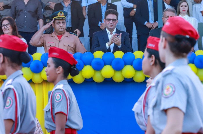 Governador Gladson Cameli prestigia desfile em comemoração dos 46 anos de Mâncio Lima