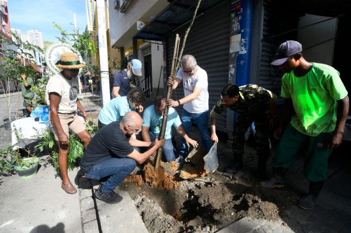 Plantio de Oitis e a troca de novas palmeiras imperiais iniciam comemorações pelos 25 anos de fundação do Parque Natural Municipal de Nova Iguaçu