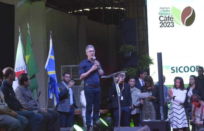 Governador declara abertura da safra do café mineiro em Araguari