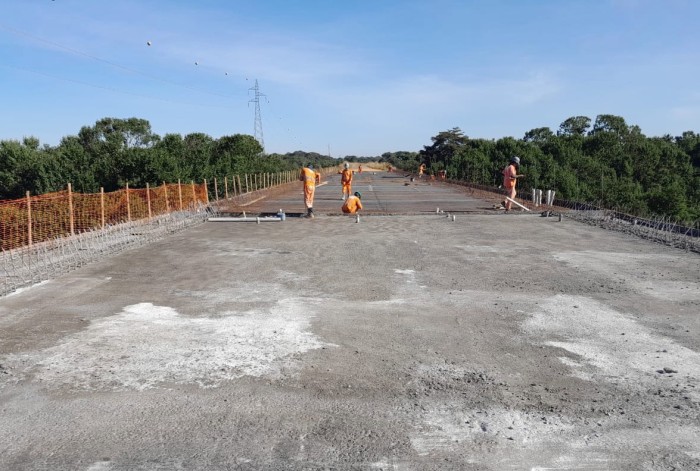 Concluída etapa de concretagem de ponte sobre rio Paracatu, no Noroeste de Minas 