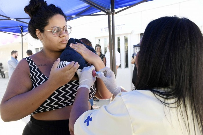 Recém-nascidos fazem o teste do pezinho em ação da Maternidade Mariana Bulhões