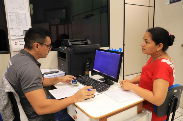 Com o reajuste de 8%, amplitude salarial de docentes em início e final de carreira no AM ultrapassa R$ 10 mil 