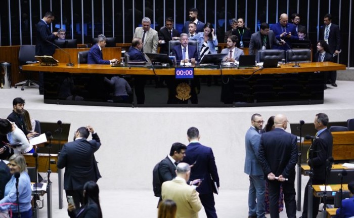 Deputados aprovam urgência para dois projetos e encerram votações de hoje