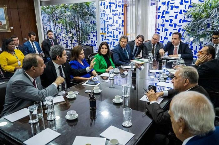 Fundeb e Fundo Constitucional do DF não entrarão no arcabouço, diz Omar
