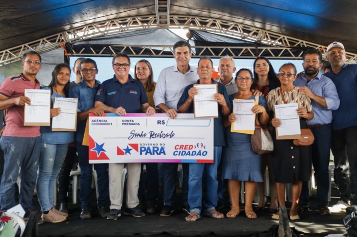 Em itaituba famílias recebem cheques do Sua Casa e cartas de crédito do CredCidadão 