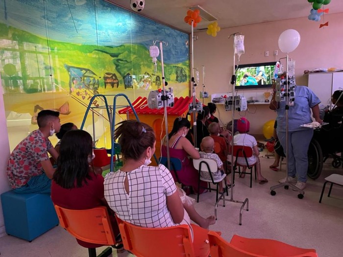 Sessão de cinema ameniza a rotina dos pacientes do Hospital Octávio Lobo