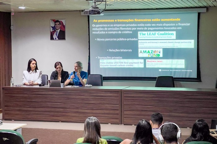Pesquisadora norte-americana ministra palestra sobre sistema Redd+ para servidores da Semas