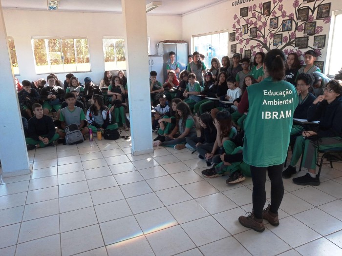 Estudantes participam de aula ambiental no Parque Riacho Fundo