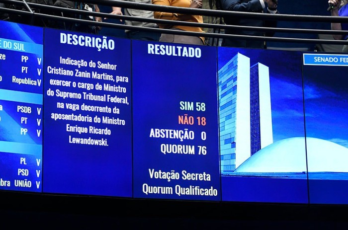 Por 58 votos a 18, Senado aprova Zanin para o STF