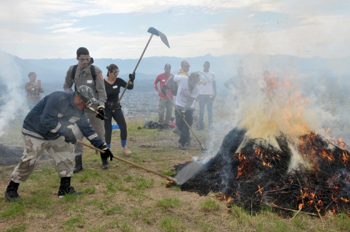 Voluntários passam por treinamento de prevenção e combate a incêndios florestais em Nova Iguaçu