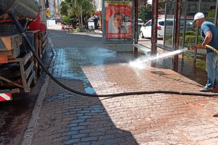 Paradas de ônibus em Águas Claras passam por limpeza
