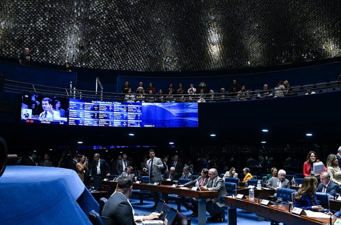 Plenário vota atendimento prioritário a doadores de sangue e autistas