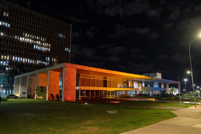 Arco-íris luminoso homenageia orgulho LGBTQIA+ no Palácio do Buriti