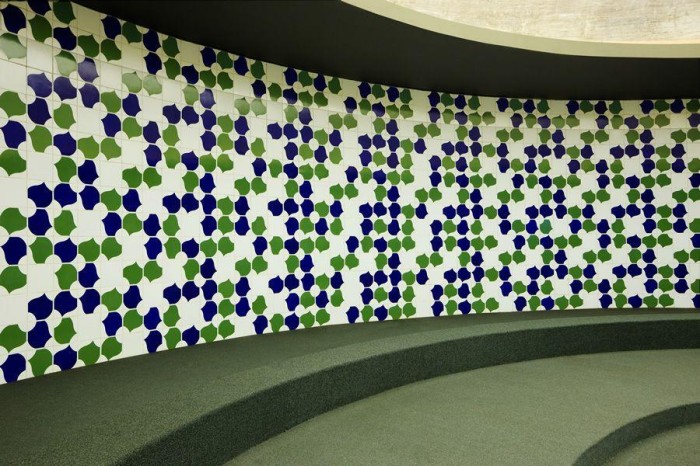 Nas galerias e a céu aberto, conheça a arte de Athos Bulcão em Brasília