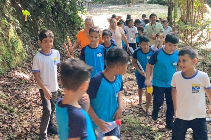 Cosanpa faz caminhada ecológica com crianças às margens do igarapé Irurama