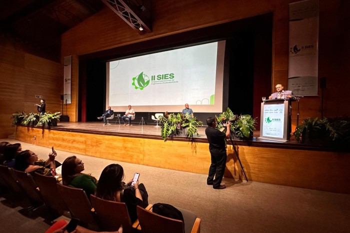 Presidente do Ideflor-Bio medeia painel de manejo florestal em Simpósio Internacional