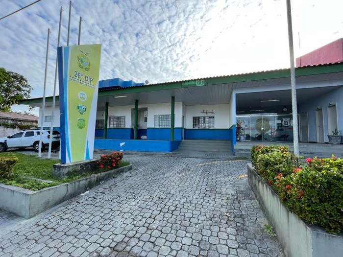 FOTOS: Erlon Rodrigues (Fachada delegacia), e Divulgação (Delegado e simulacro apreendido)/PC-AM.