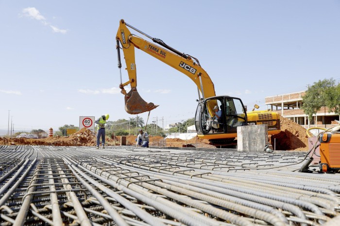 Desvio no trânsito abre nova etapa nas obras do viaduto do Riacho Fundo
