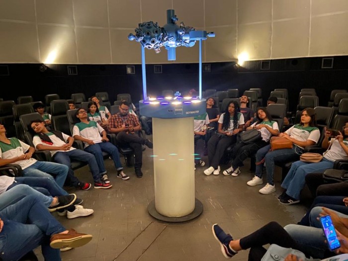 Estudantes de Mosqueiro que descobriram asteroide visitam o Planetário do Pará