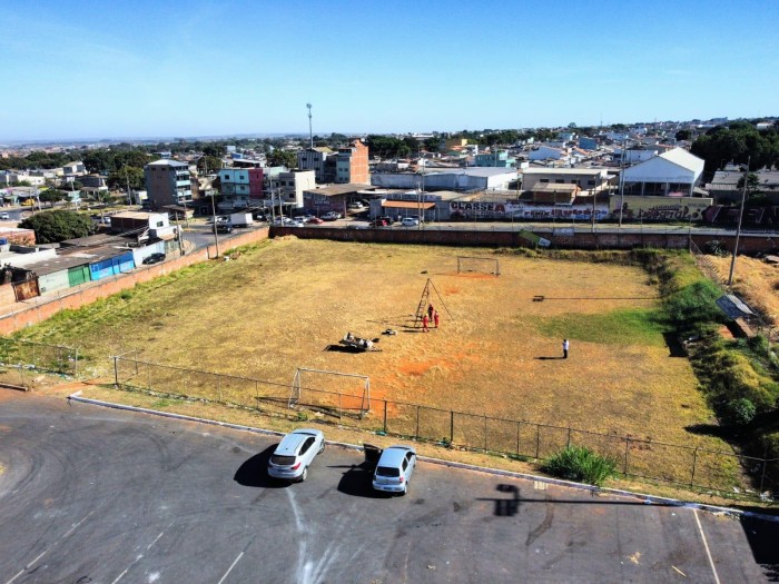 Começam as obras do campo sintético na Feira do Produtor de Ceilândia