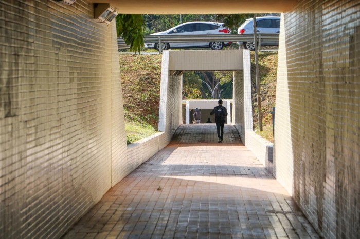 Pesquisa traça perfil de quem atravessa o Eixão pela passarela subterrânea
