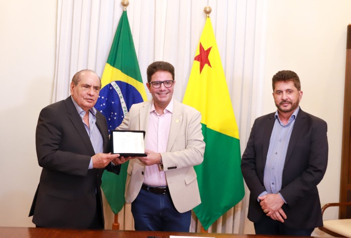 Governo do Acre homenageia presidente da Confederação Nacional do Comércio