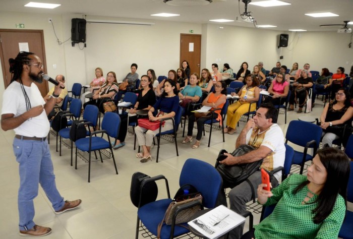 Seduc promove reunião para alinhar ações de Educação para Jovens e Adultos