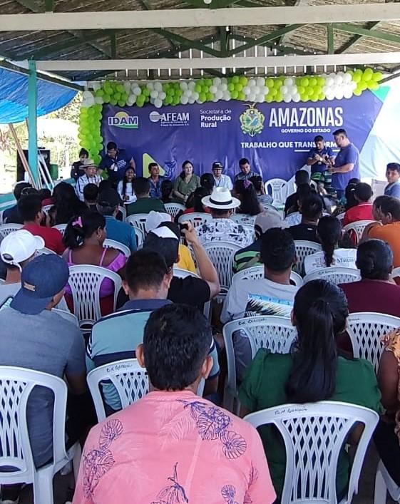 Governo do Amazonas entrega mais de R$ 1,5 milhão em fomento para agricultores de Manacapuru