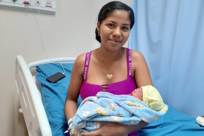Mãe que teve filho em balsa recebe alta do Hospital Regional Abelardo Santos