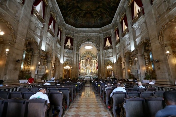 Sancionada lei que veta vínculo empregatício entre igrejas e religiosos