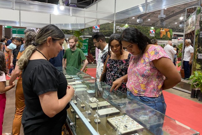 Joias com chocolate atraem o público no Festival Internacional do Cacau