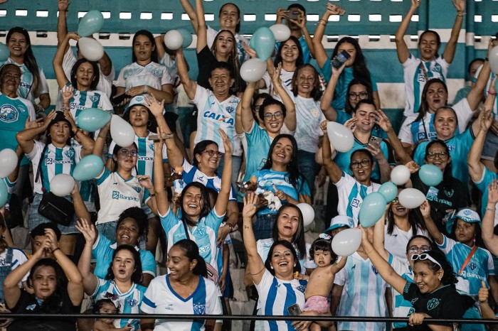 Torcida exclusiva de mulheres e crianças assiste a Paysandu e Pouso Alegre