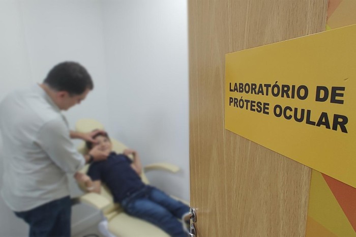 CIIR comemora entrega da centésima prótese ocular a paciente com perda do globo ocular