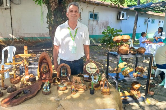 Madeira reciclada é transformada em arte sacra com o apoio de projeto de comercialização da Emater