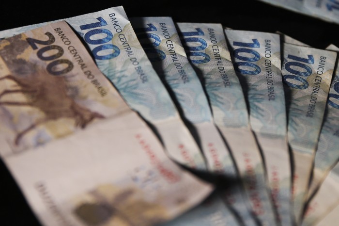 Juros médios dos bancos caem para 44,3% ao ano
