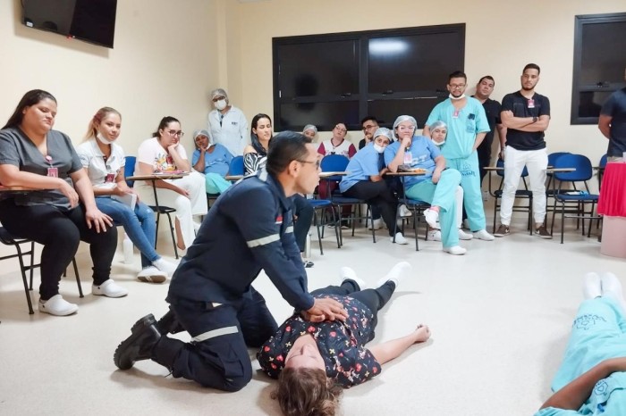 Pais aprendem a dar assistência nos primeiros-socorros e engasgo de recém-nascidos, no Regional do Tapajós