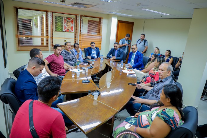 Em reunião com deputados, governo presta esclarecimentos sobre assistência dada às famílias que ocupavam terreno no Irineu Serra