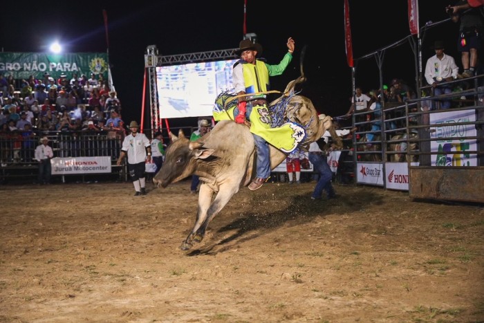 Com arena lotada, abertura do rodeio é destaque na Expoacre Juruá