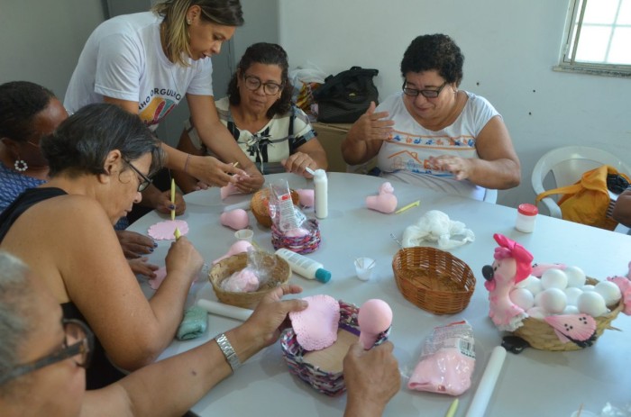 Oficina de biscuit melhora qualidade de vida e é alternativa para idosos iguaçuanos que buscam renda extra