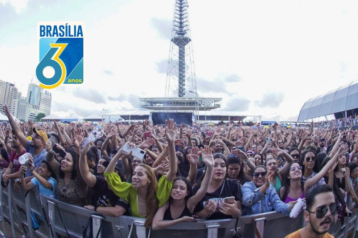 Brasilienses lotam Praça da Torre de TV na festa dos 63 anos da cidade