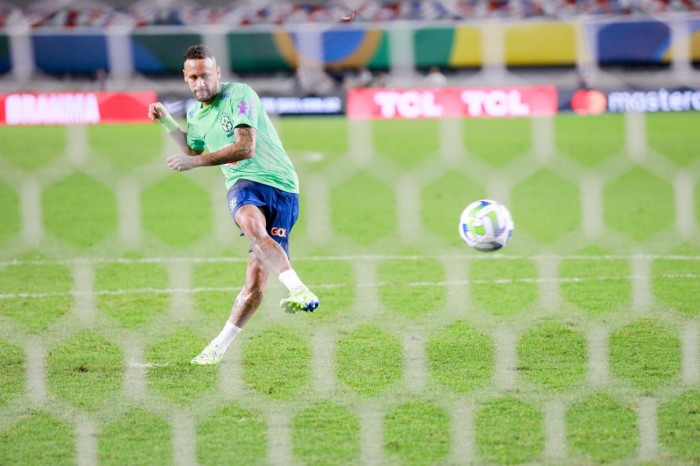 Antes do último treino da Seleção, Neymar destaca em entrevista o apoio da torcida