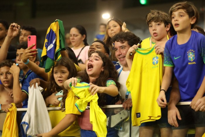 Estado leva 5 crianças atendidos nas UsiPaz ao treino da Seleção Brasileira