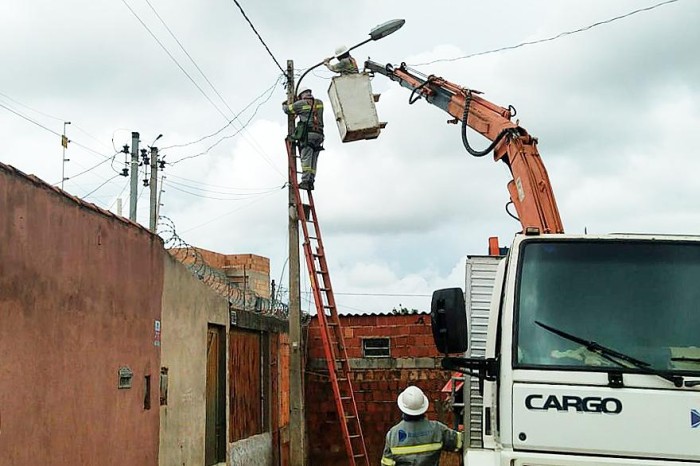 Construção e modernização de rede deixam áreas de duas RAs sem energia