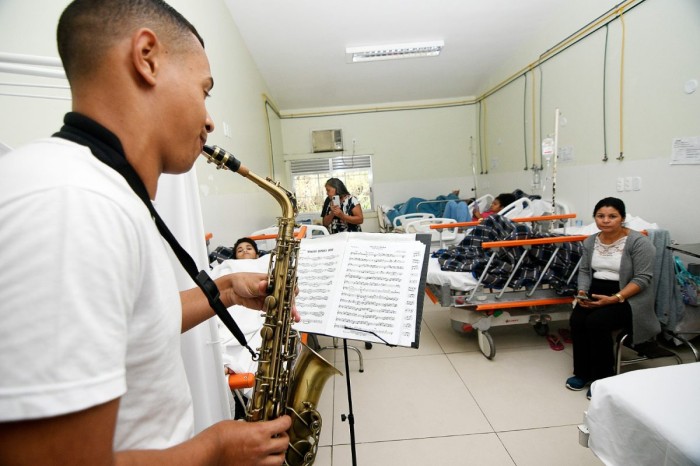 Musicoterapia ajuda nos cuidados dos pacientes internados no HGNI e na Maternidade Mariana Bulhões