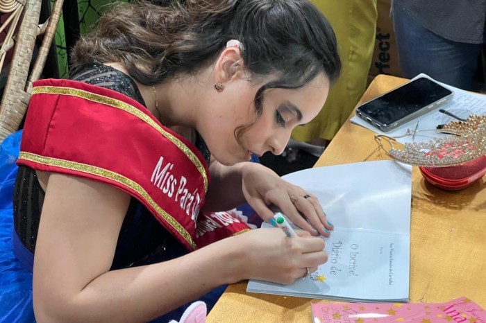 Escritora com deficiências lança na Feira do Livro 'O Incrível Diário de Ana Vitória'