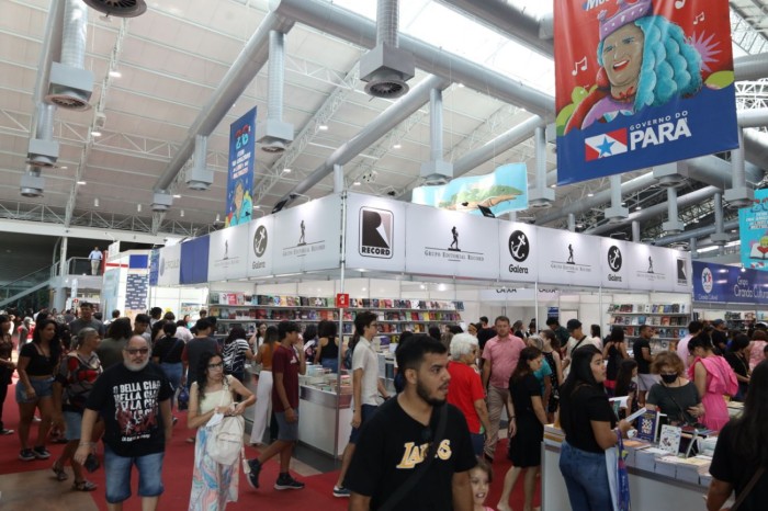Público chega cedo para aproveitar último dia da Feira do Livro e das Multivozes